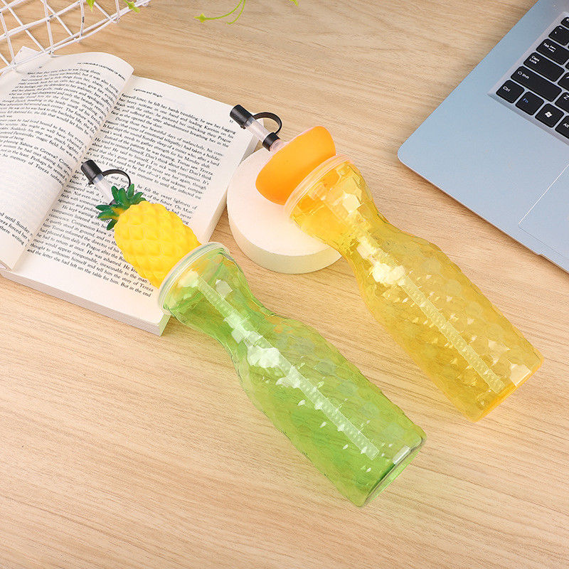 Coupe en plastique en forme de fruit personnalisée avec tasse de thé au lait de paille