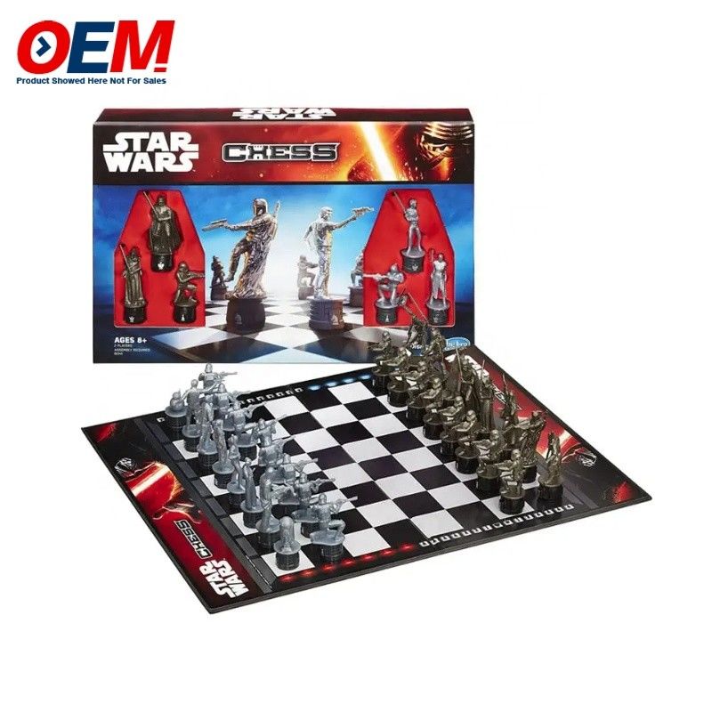 Un jeu d'échecs en plastique personnalisé