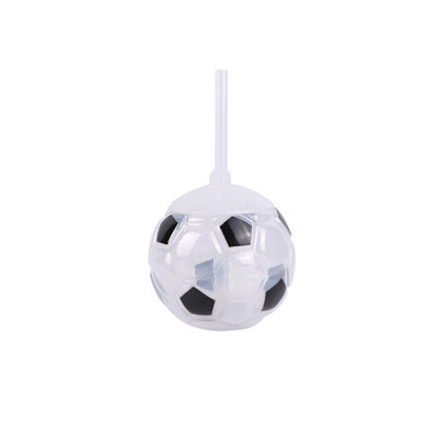 Coupe en plastique en forme de ballon de football avec une tasse de thé au lait de paille