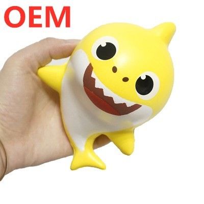 Des jouets personnalisés en mousse de requin.