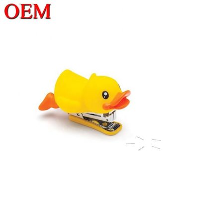 Plastique canard en forme de dessin animé Stapler de bureau OEM en plastique jouet d'animal Stapler scolaire pour les étudiants